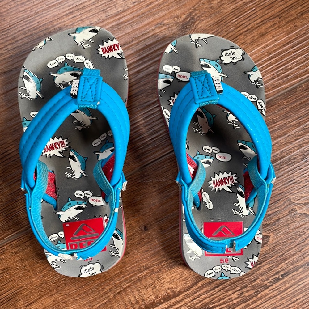 Reef boys 5/6 flip flops blue w/ shark print great used condition